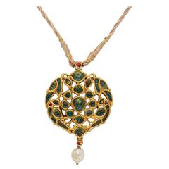 Antique Indian Pendant in Gold with Emeralds and Pearl
