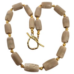 Collier 26" fait main avec des perles dorées et du corail blanc/beige en forme de baril C43