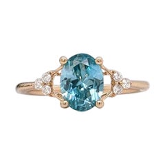 Bague avec zircon bleu 1,7 carat et halo de diamants en or jaune 14 carats, ovale 8 x 6 mm