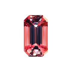 La diaspore rose la couleur de la pierre précieuse zultanite change, le rose passe au rouge 3,21 carats