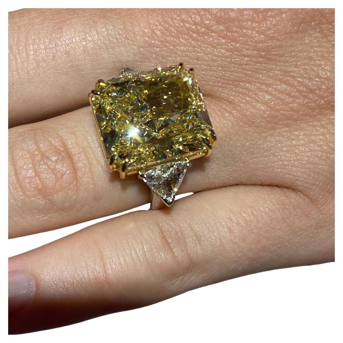 Bague certifiée GIA avec 12 carats de diamant rayonnant de couleur jaune fantaisie  en vente