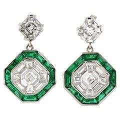 Boucles d'oreilles pendantes en or blanc 18 carats avec diamants et émeraudes de style Art Déco