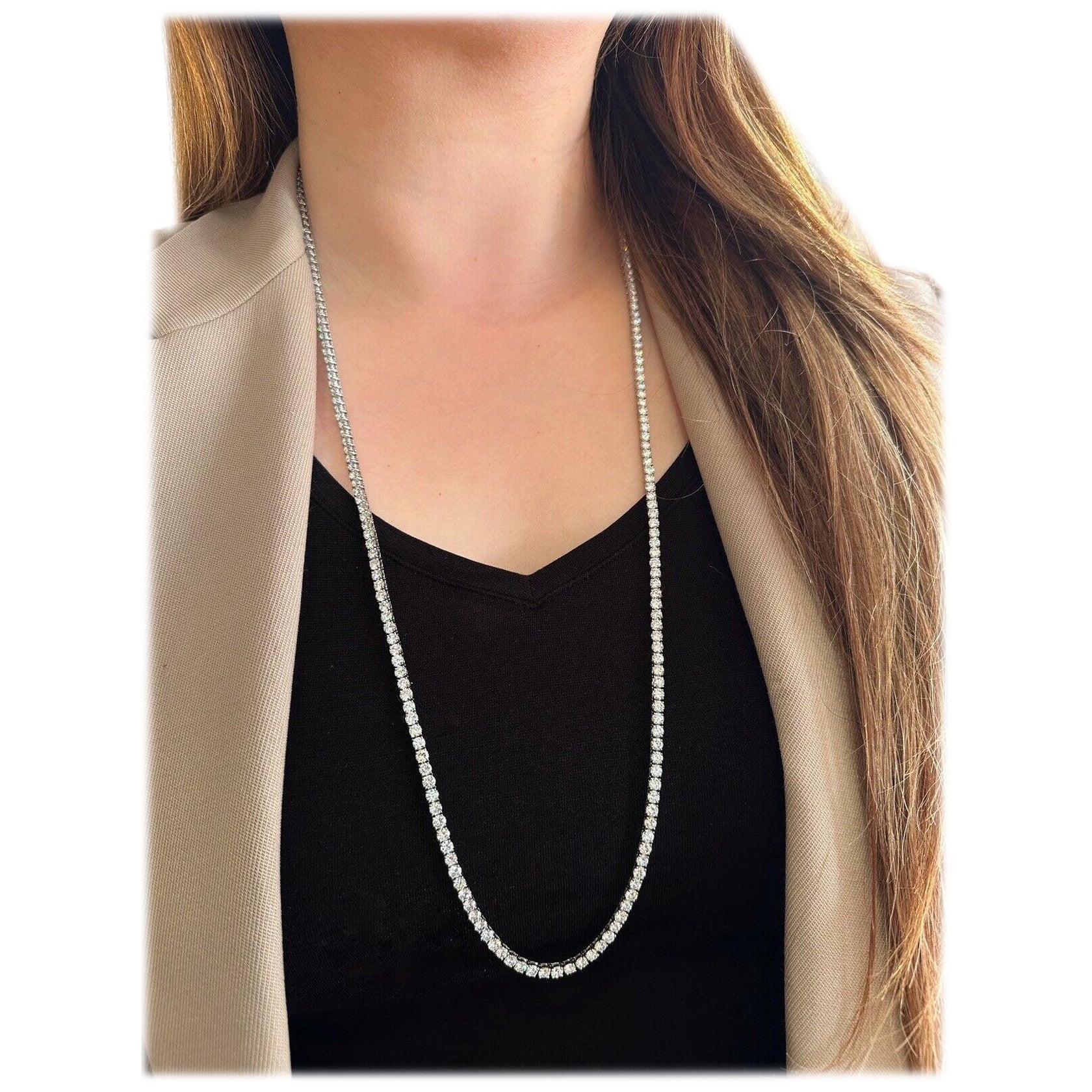 Long collier tennis long en or blanc 18 carats et diamants 32,96 carats en vente