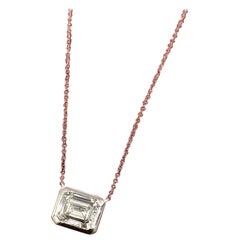 Cartier, collier pendentif Est-Ouest en platine avec diamant taille émeraude 2,02 carats certifié GIA G-VVS2