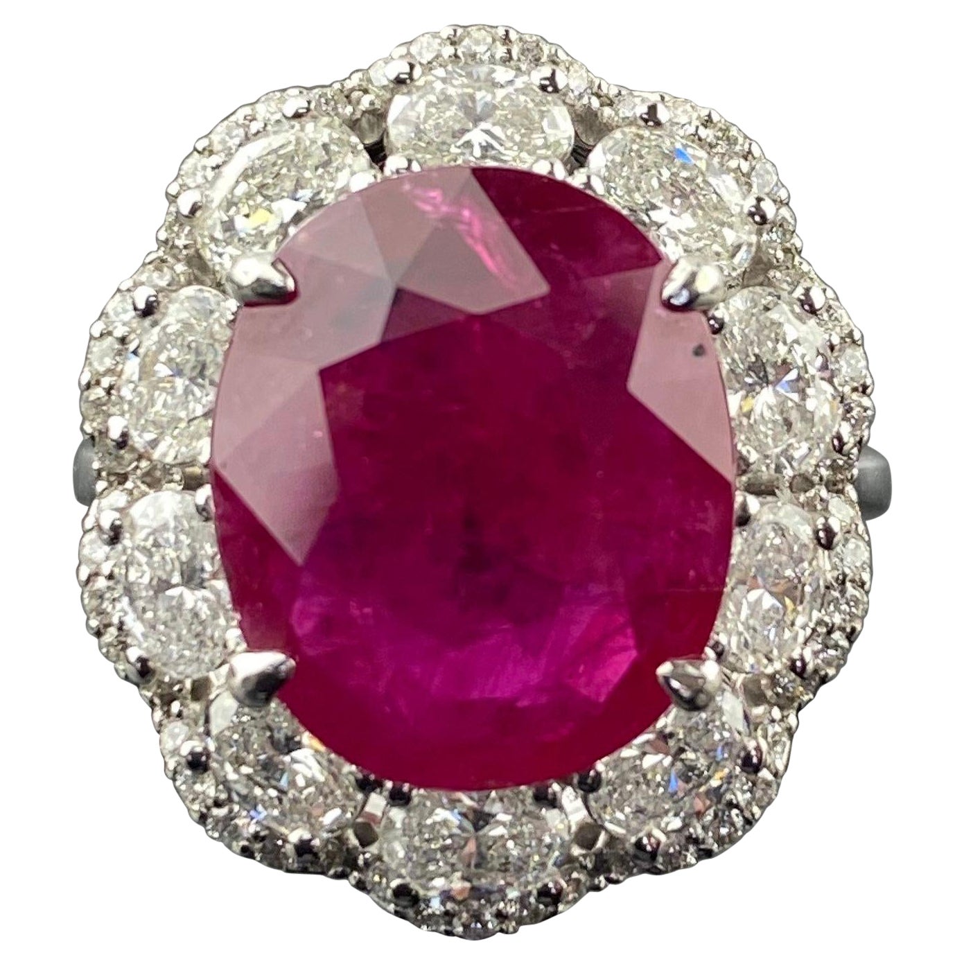 Bague cocktail certifiée de 7,25 carats en rubis de forme ovale et diamants en vente