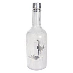 Antike Bar-Rückenflasche aus geschliffenem Glas und Silber-Overlay mit Kämpfer-/Spielzeugkrügen