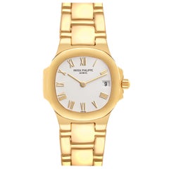 Damenuhr von Patek Philippe Nautilus aus Gelbgold mit weißem Zifferblatt 4700