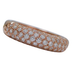 Moderner Ring aus 18 Karat Roségold mit Diamanten.