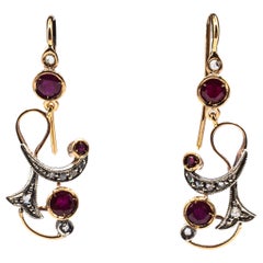 Boucles d'oreilles pendantes de style Art déco en or jaune avec diamants blancs taille rose et rubis