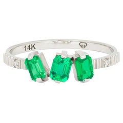Monochrome green gemstone 14k ring. 