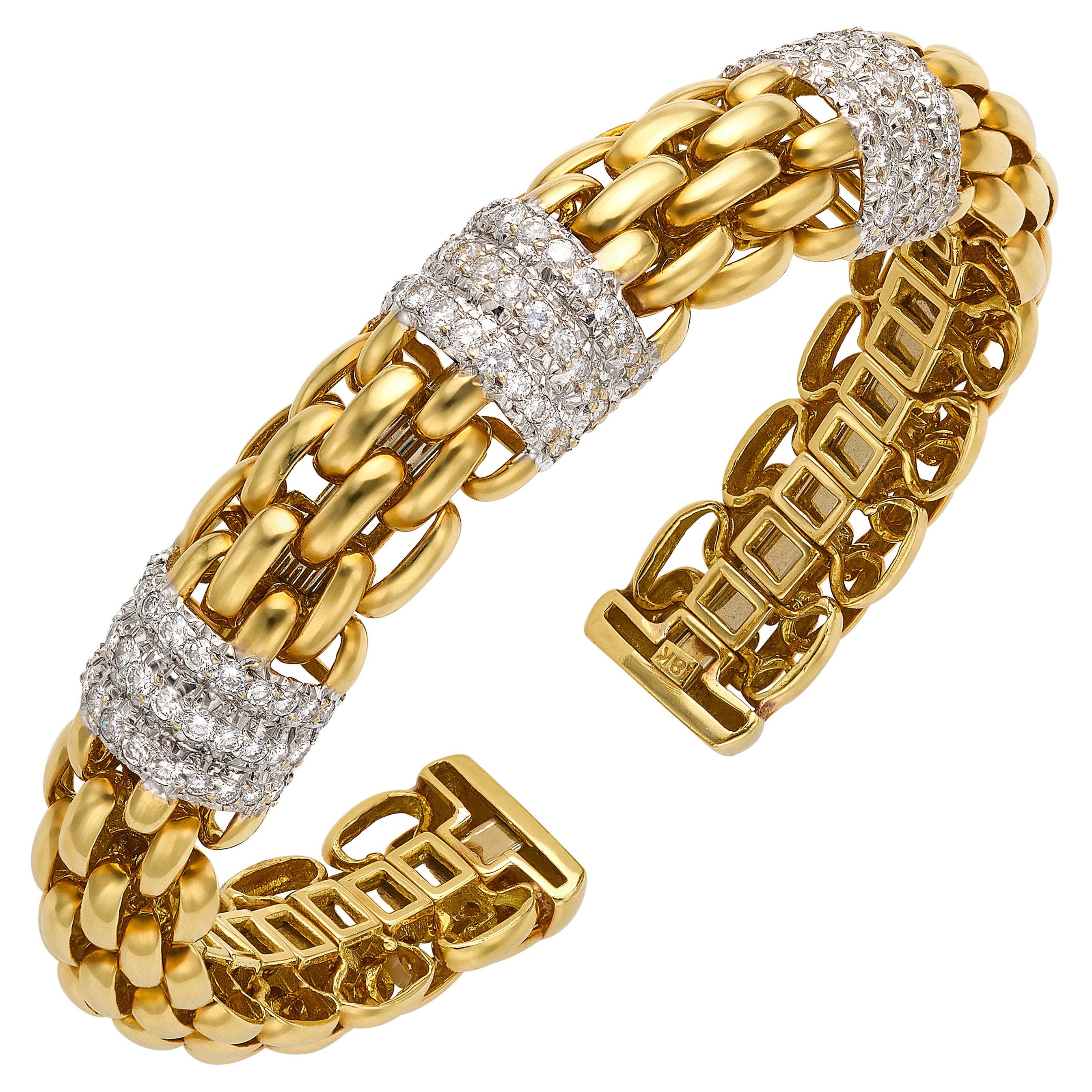 Bracelet manchette à maillons tissés en or jaune 18k et diamants en vente