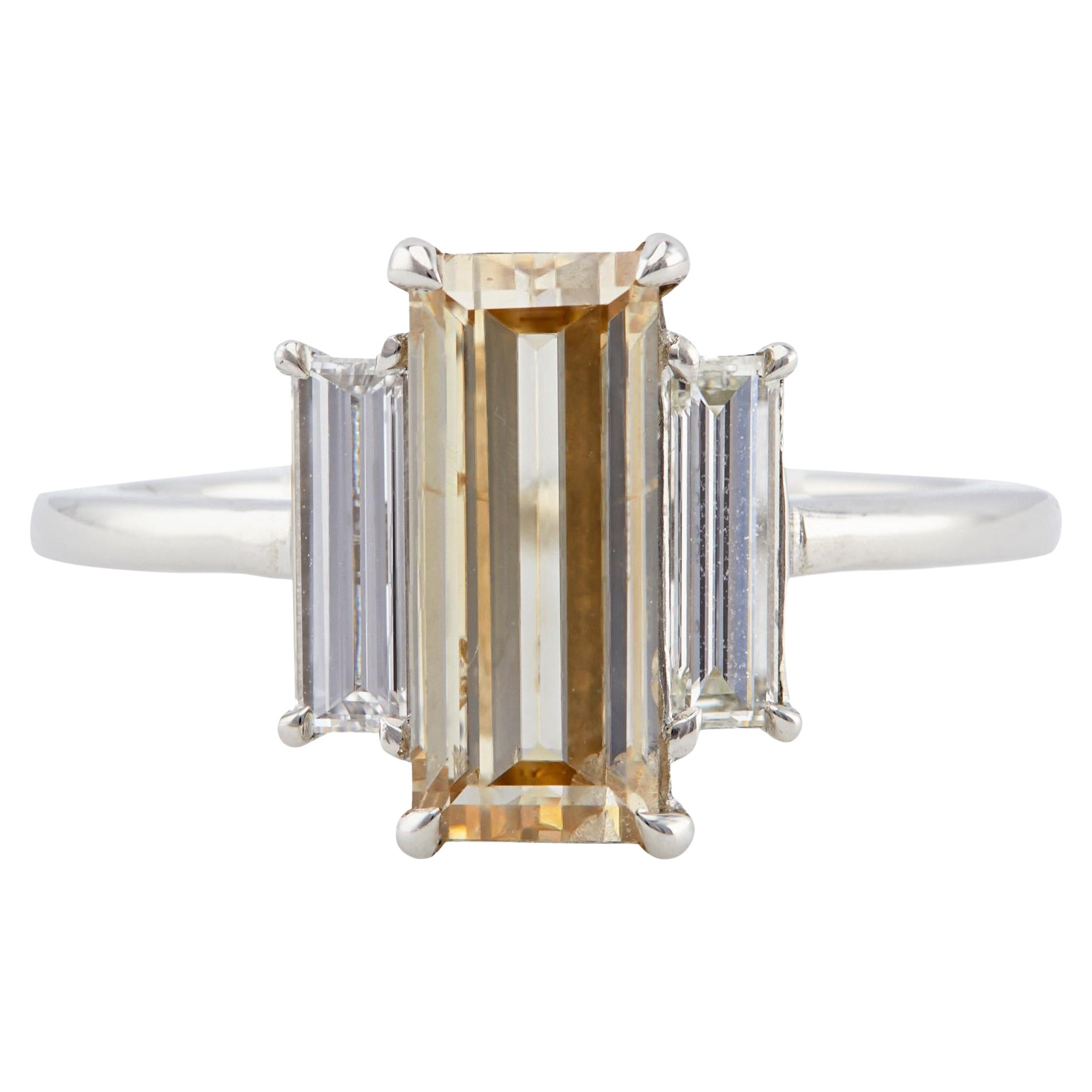 GIA 2,00 Karat Fancy Color Diamant Platin Drei Stein Ring im Angebot