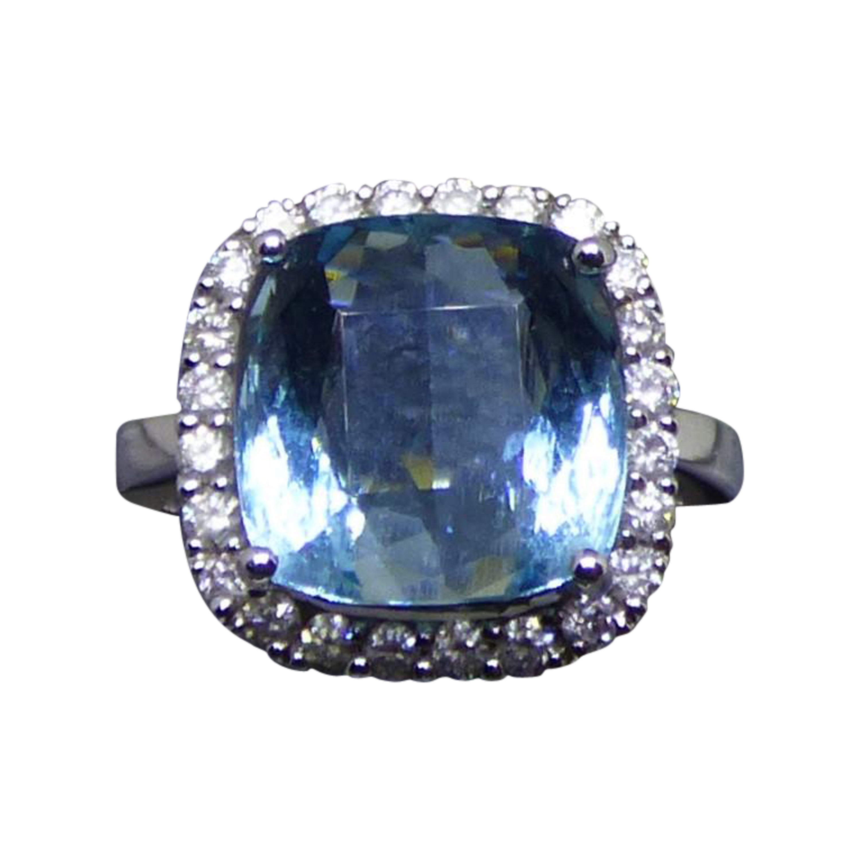 7.32 Cushion Cut Aquamamarine and Diamond Cluster Ring in 18K Gold. For Sale