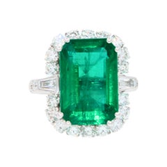 Ring aus 18 Karat Weißgold mit grünem Smaragd im Achteckschliff und rechteckigem Diamant-Halo im Baguette-Schliff