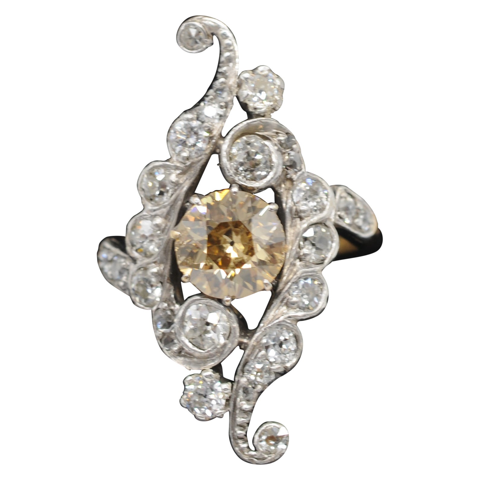 Bague Art déco en or 18k avec diamant brun fantaisie en vente