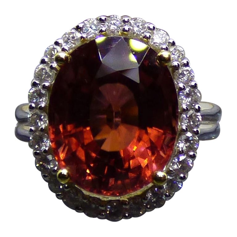 7,2ct. Ovaler rosa Turmalin- und Diamant-Cluster-Ring aus 18 Karat Gold im Angebot