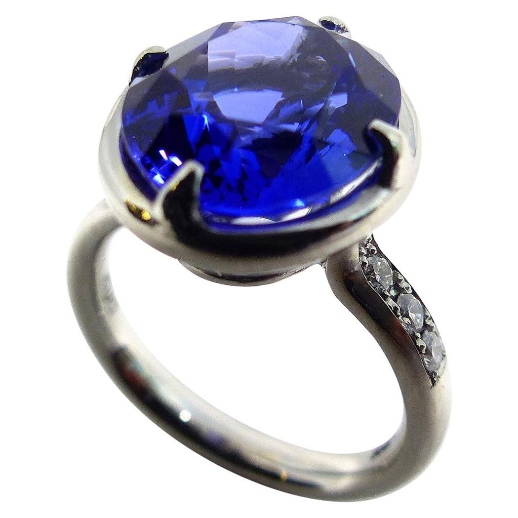 Ring in Platinum with 1 Tanzanite oval 13x11mm, 7, 50ct. and Diamonds. For Sale
