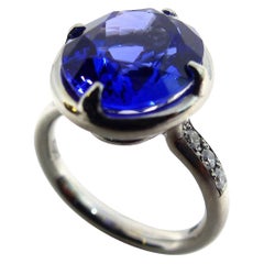 Ring in Platinum with 1 Tanzanite oval 13x11mm, 7, 50ct. and Diamonds.
