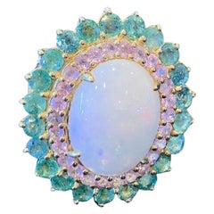 Anello cocktail con smeraldo, rubino rosa e opale di fuoco "Capri" di Bochic