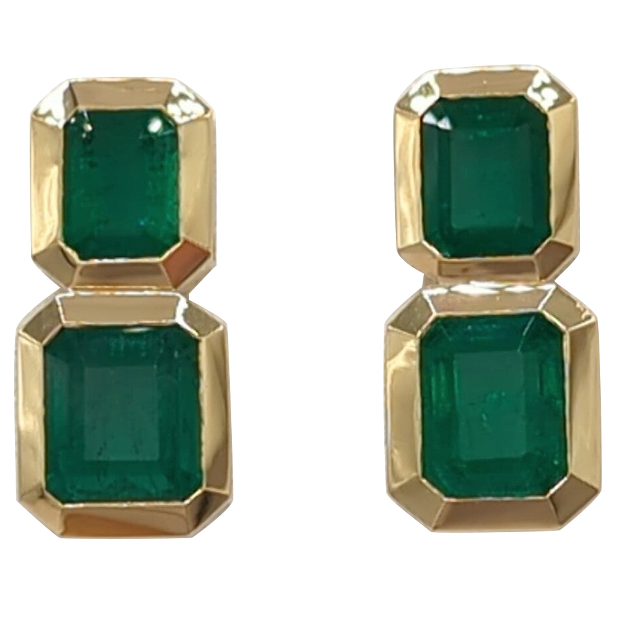 Emerald Dangle Earrings in 18K Yellow Gold For Sale