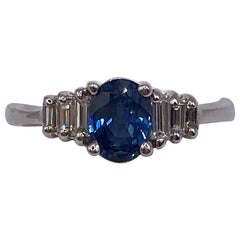 Anello con zaffiro ovale e diamante baguette da 1,11 carati in oro bianco 18 carati