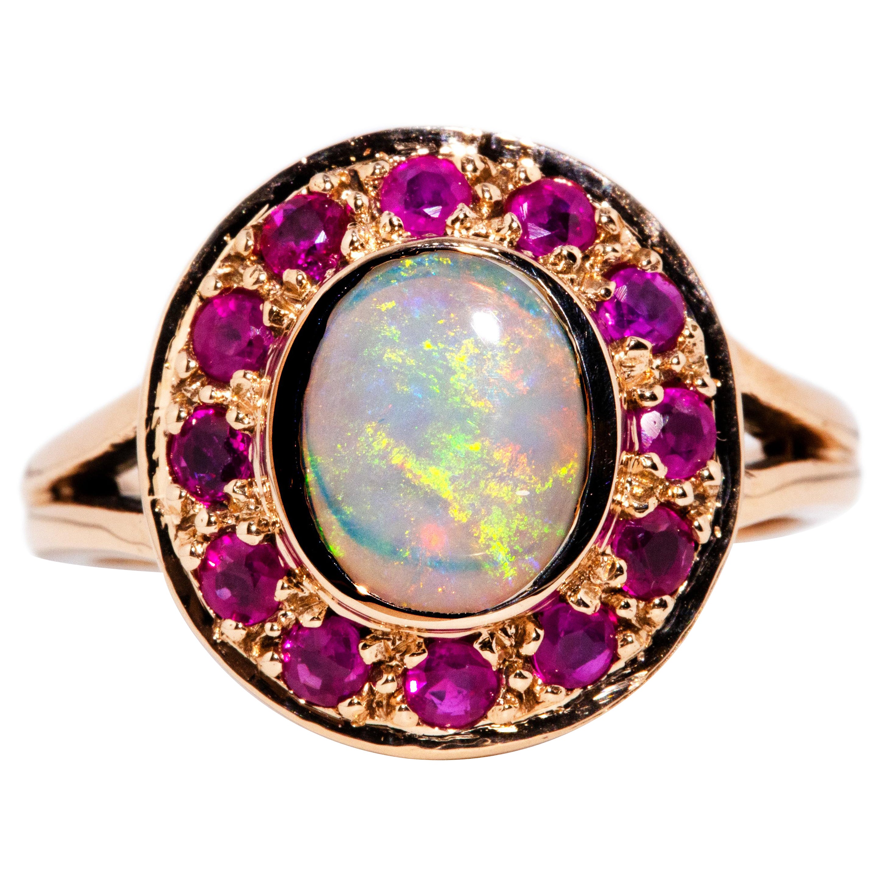 Vintage inspirierter Ring aus 9 Karat Gelbgold mit massivem Opal, Cabochon und lila-rotem Rubin