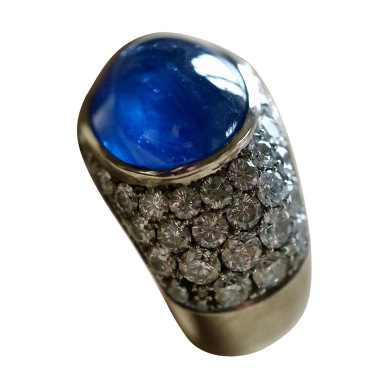 Bague en or blanc 18 carats avec saphir bleu et diamants