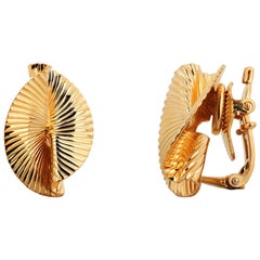 Tiffany Co Retro 18 Karat Yellow Gold Fluted Twirl Clip on 1.00 Inch Earrings