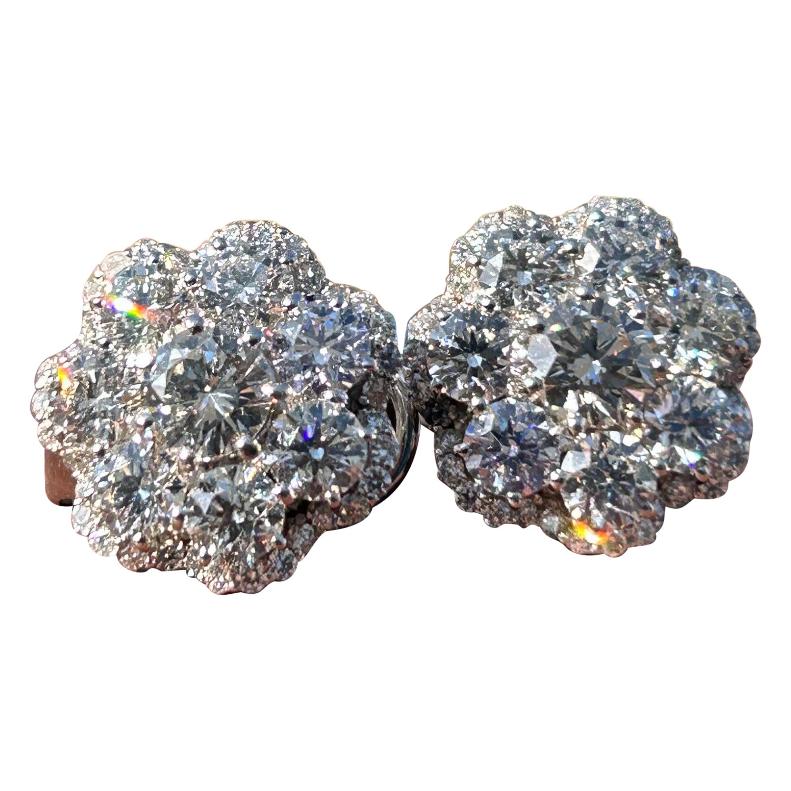 Clous d'oreilles à fleurs en grappe de diamants certifiés 5,71 carats en vente