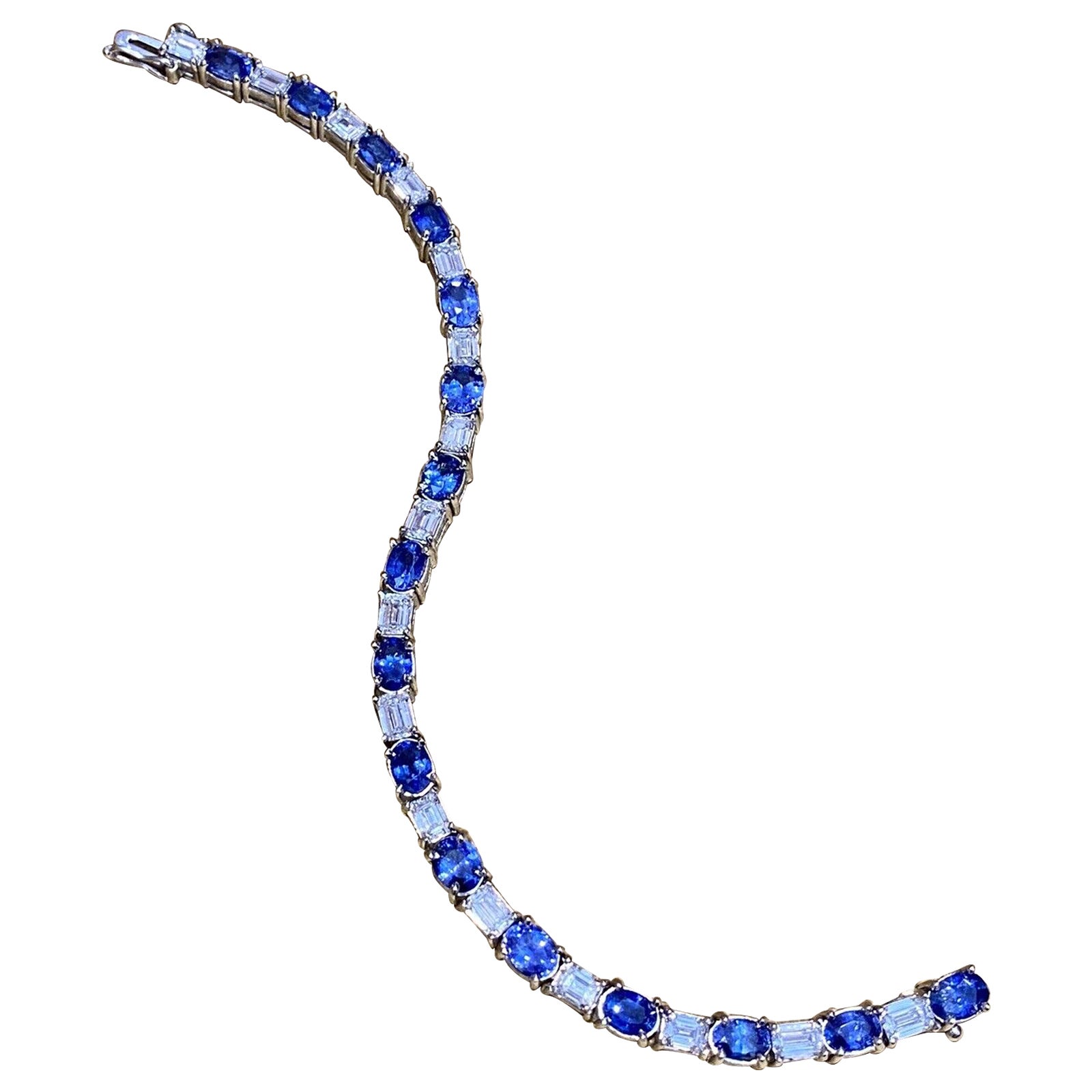 Tennisarmband aus Platin mit ovalem Saphir und Diamanten im Smaragdschliff