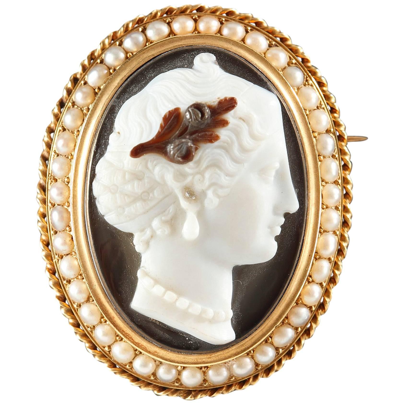 Mid-19th Century Gold Cameo Brooch For Sale
