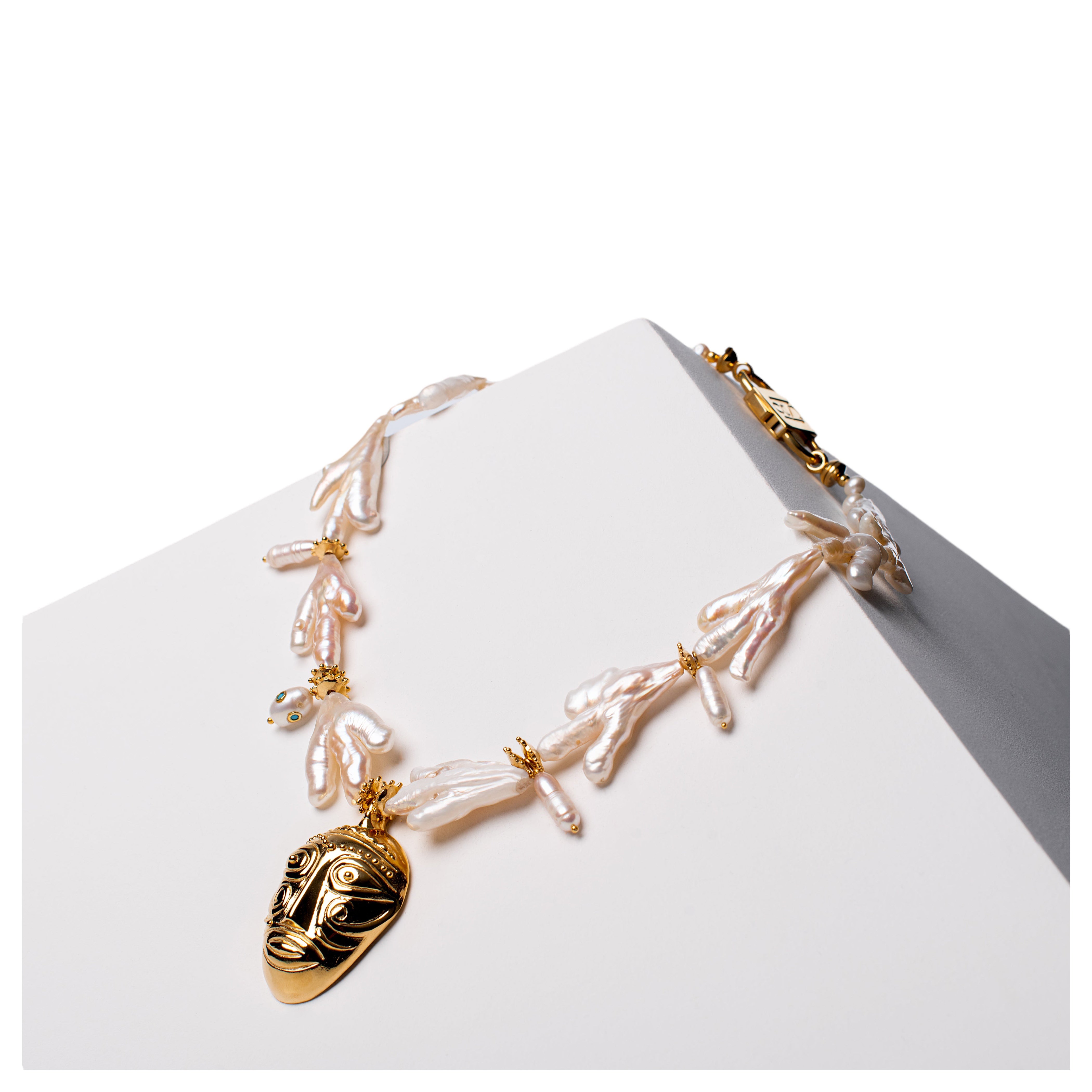 House of Sol Afrikanische Maske Keshi-Perlenkette mit 24K Gold gefülltem HoS-Verschluss im Angebot