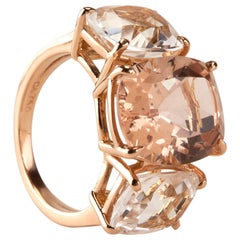 Anillo Cojín de Tres Piedras en Oro Rosa con Morganita y Cristal de Roca