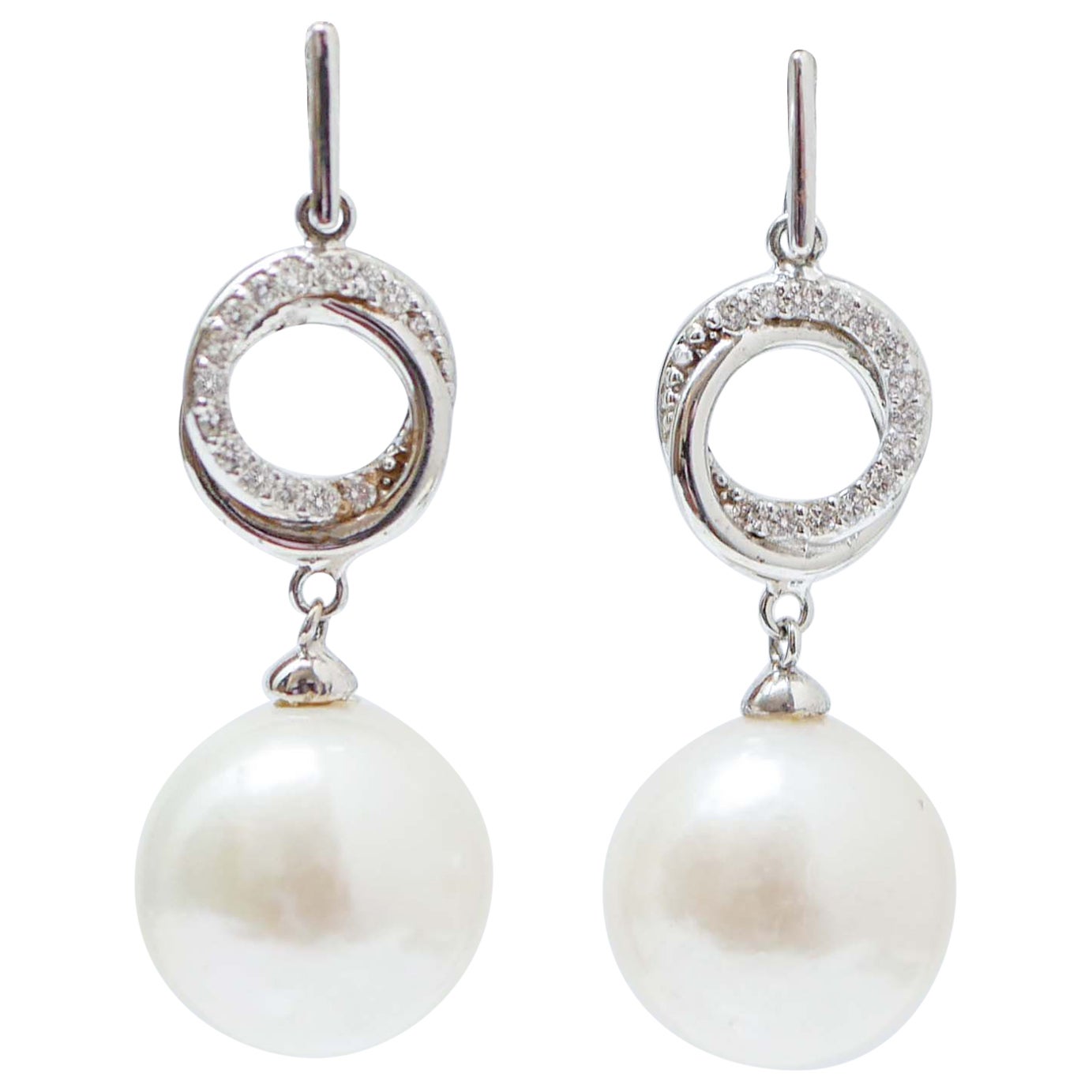 Boucles d'oreilles en or blanc 18 carats, diamants et perles blanches en vente