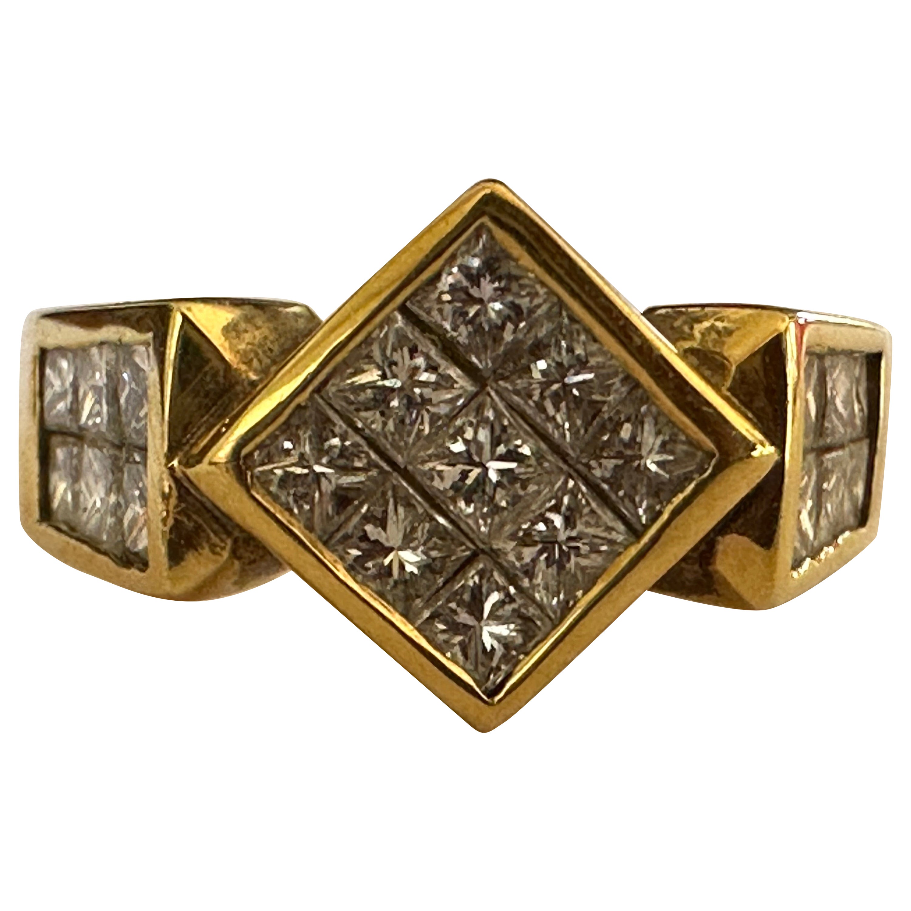 Anello unisex in oro giallo 18 carati e diamanti in vendita