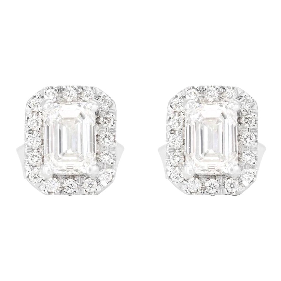 Clous d'oreilles en or blanc 18 carats avec diamants taille émeraude 0,93 carat