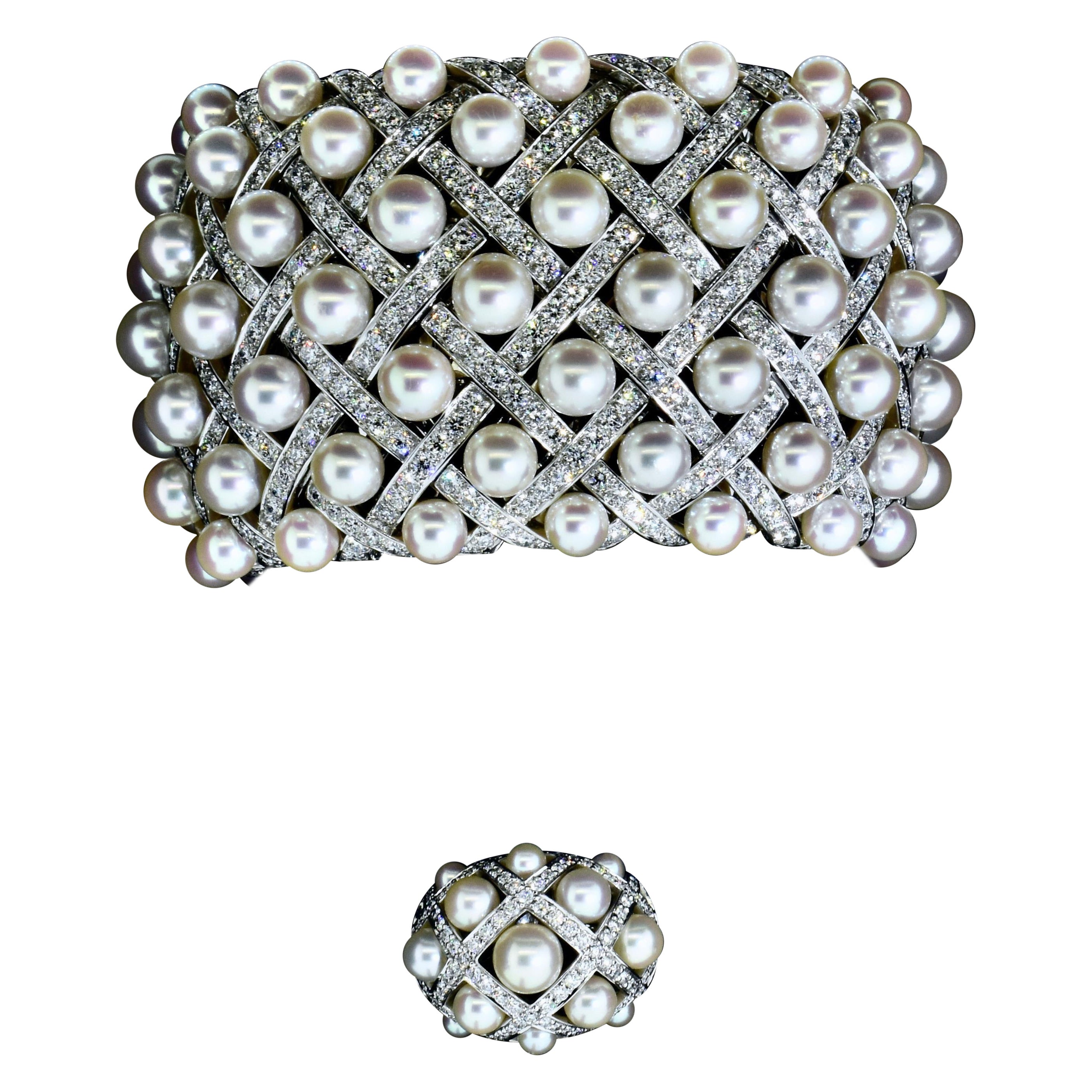 Bracelet bangle Chanel Paris Matelasse en perles et diamants pavés et bague assortie, accompagnés de la lettre originale de Chanel à la cliente d'origine (et évalués tout récemment en 2018 à un peu plus de 300 000 USD).
Même si l'on se contente