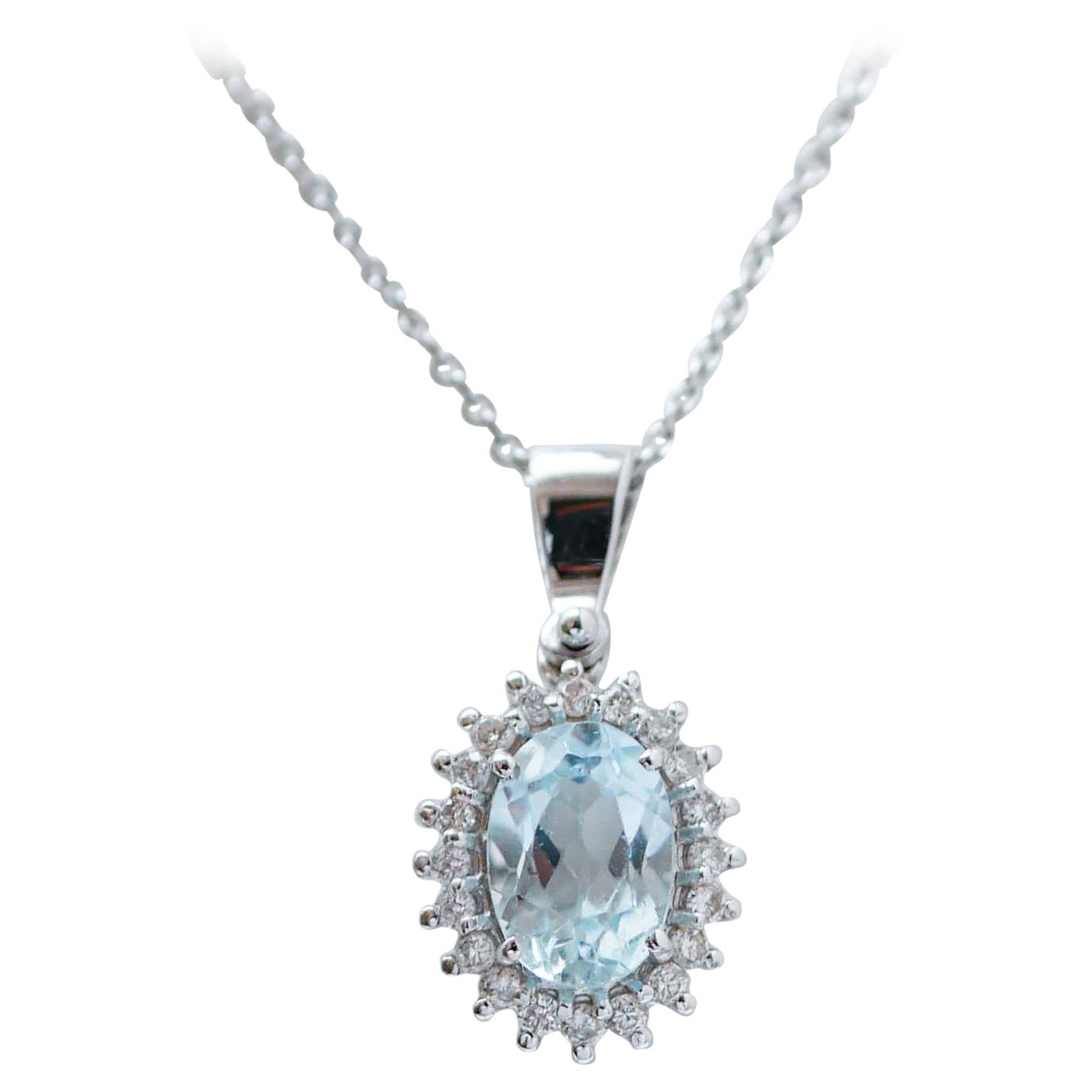 Collier pendentif en or blanc 18 carats, topaze de couleur aigue-marine et diamants