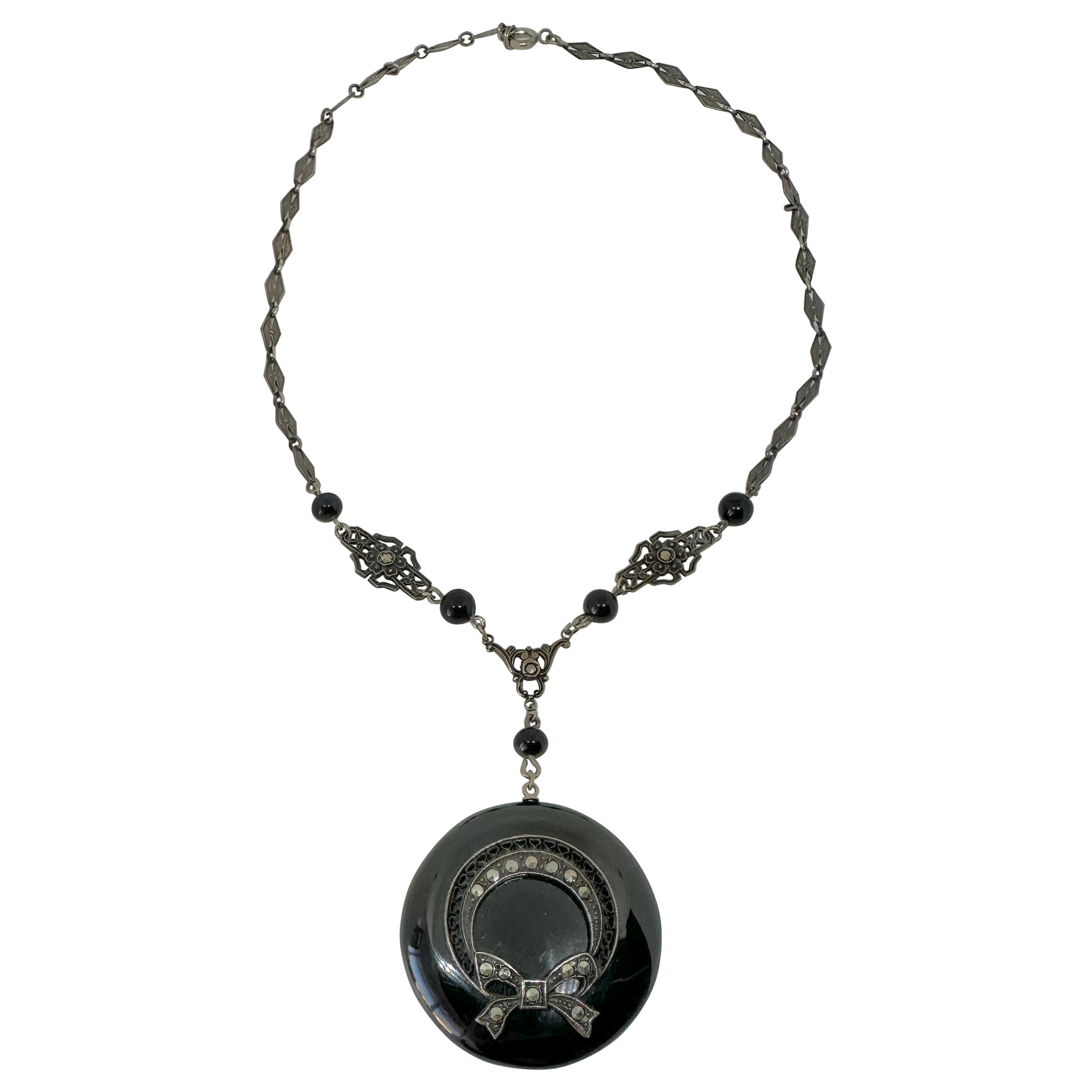 Art Deco Schwarzer Onyx Marcasite Halskette Sterlingsilber Schleife Motiv Antike  im Angebot