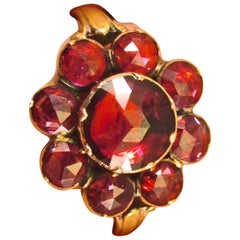 Antiguo  Anillo en racimo de oro granate