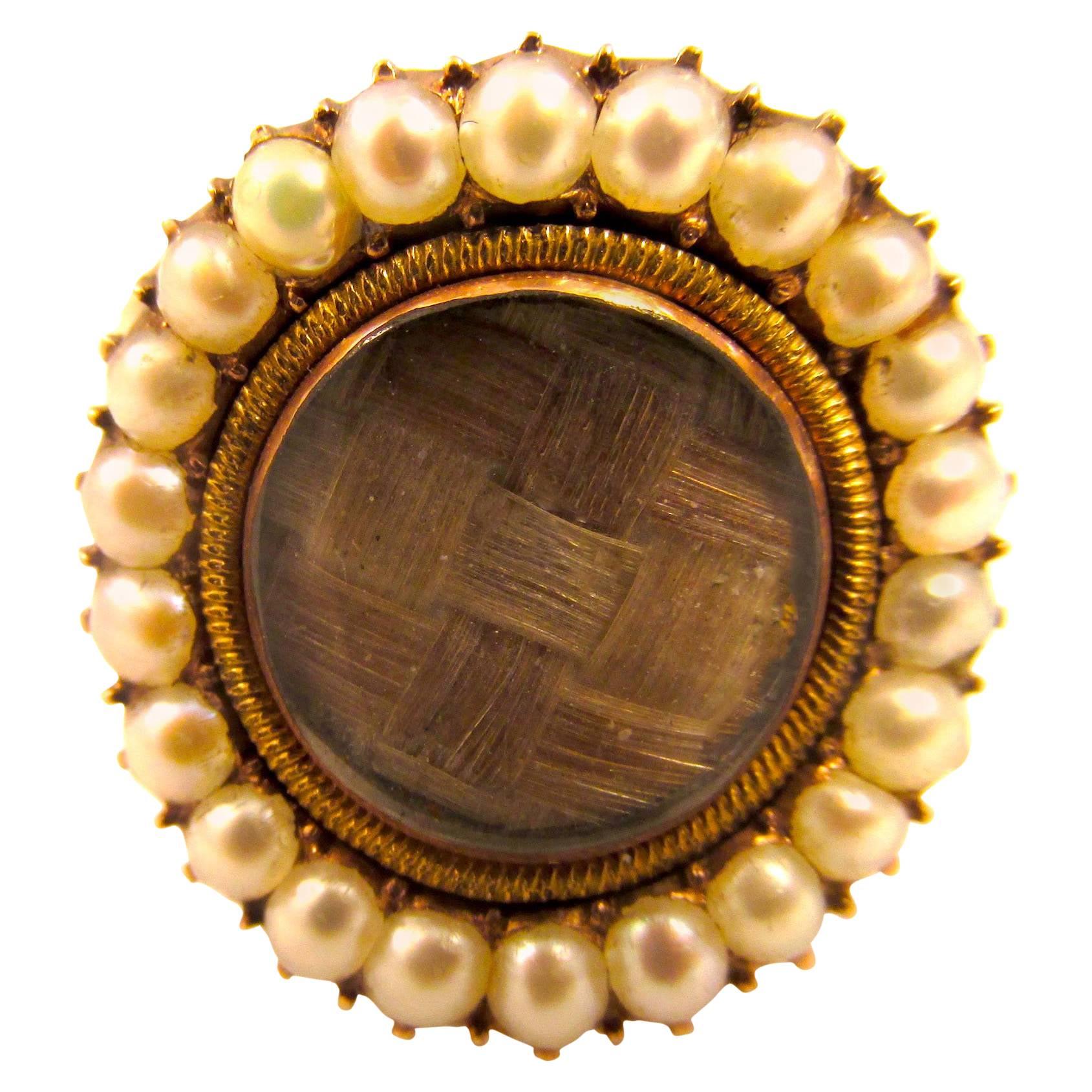 Bague commémorative ancienne en or, perles et cheveux