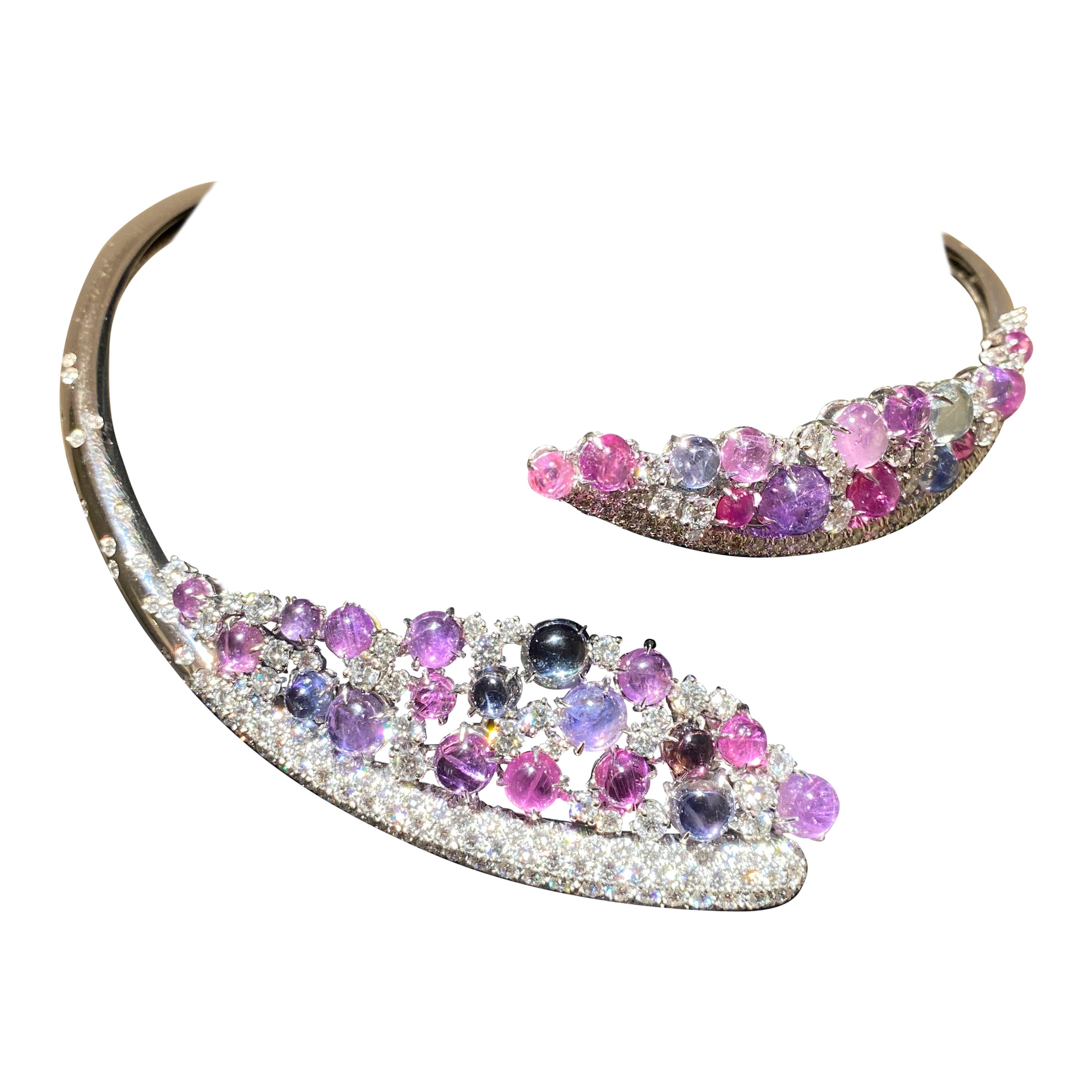 Diese exquisite Halskette, entworfen von dem renommierten italienischen Juwelier Scavia, ist eine bezaubernde Mischung aus Verspieltheit und Raffinesse. Das atemberaubende Arrangement aus polychromen Cabochon-Saphiren mit glattem Rundschliff bildet