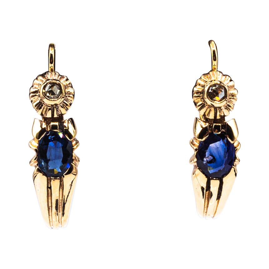 Gelbgold-Ohrhänger im Art-déco-Stil mit weißem Diamanten im Rosenschliff und blauem Saphir im Angebot