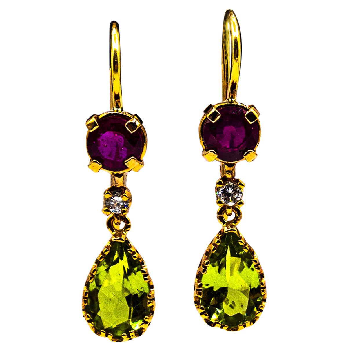 Clous d'oreilles pendantes de style Art déco en or jaune avec diamants blancs, péridots et rubis en vente