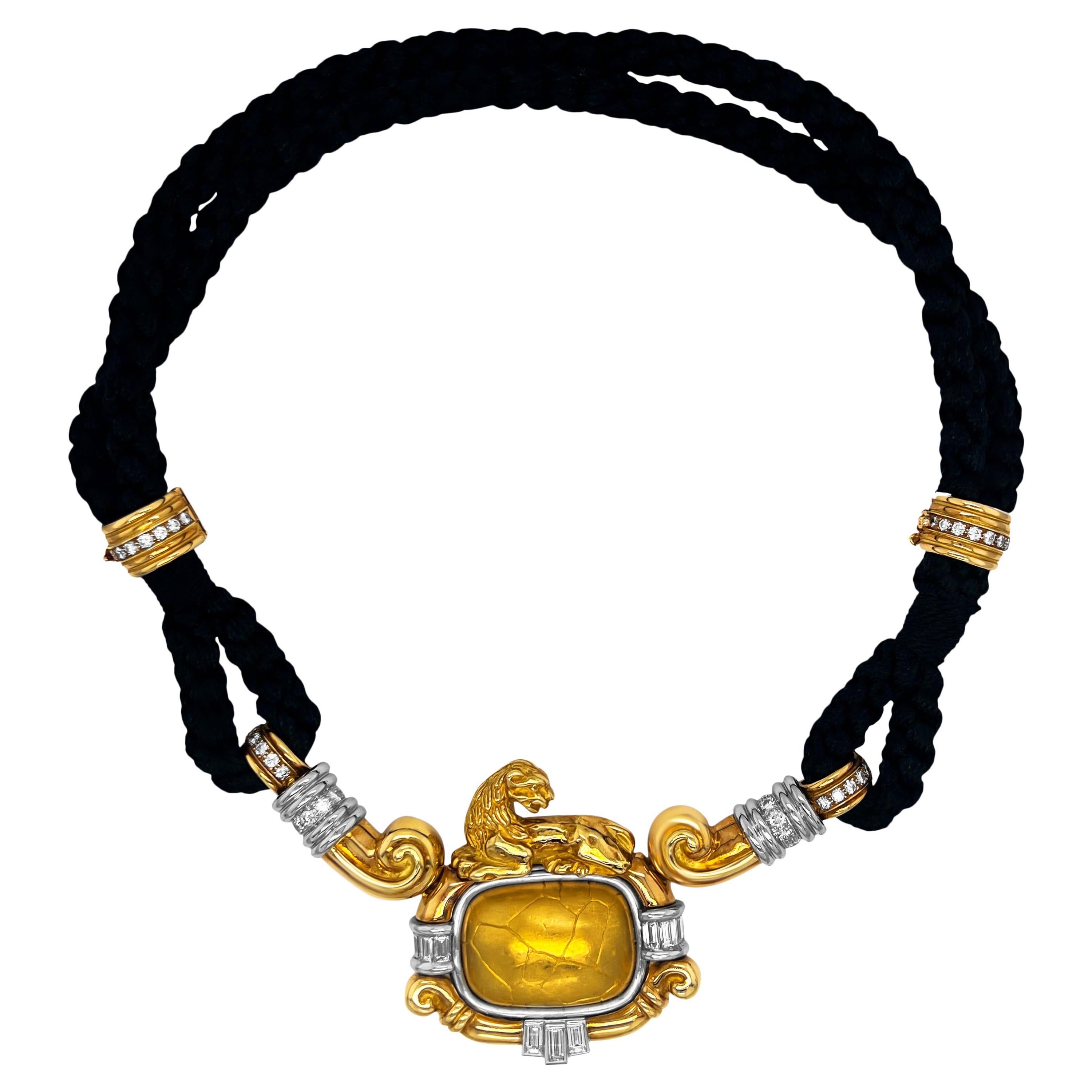 Chaumet, collier pendentif lion en or 18 carats avec diamants ronds et baguettes en vente