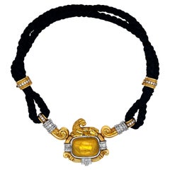 Chaumet, collier pendentif lion en or 18 carats avec diamants ronds et baguettes