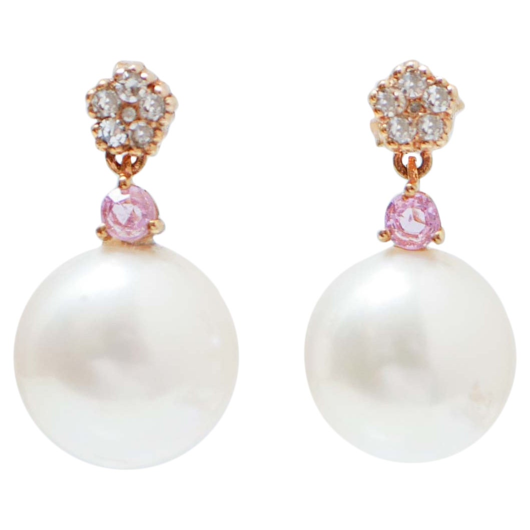 Perles blanches,  Boucles d'oreilles en or rose 14 carats, saphirs et diamants en vente