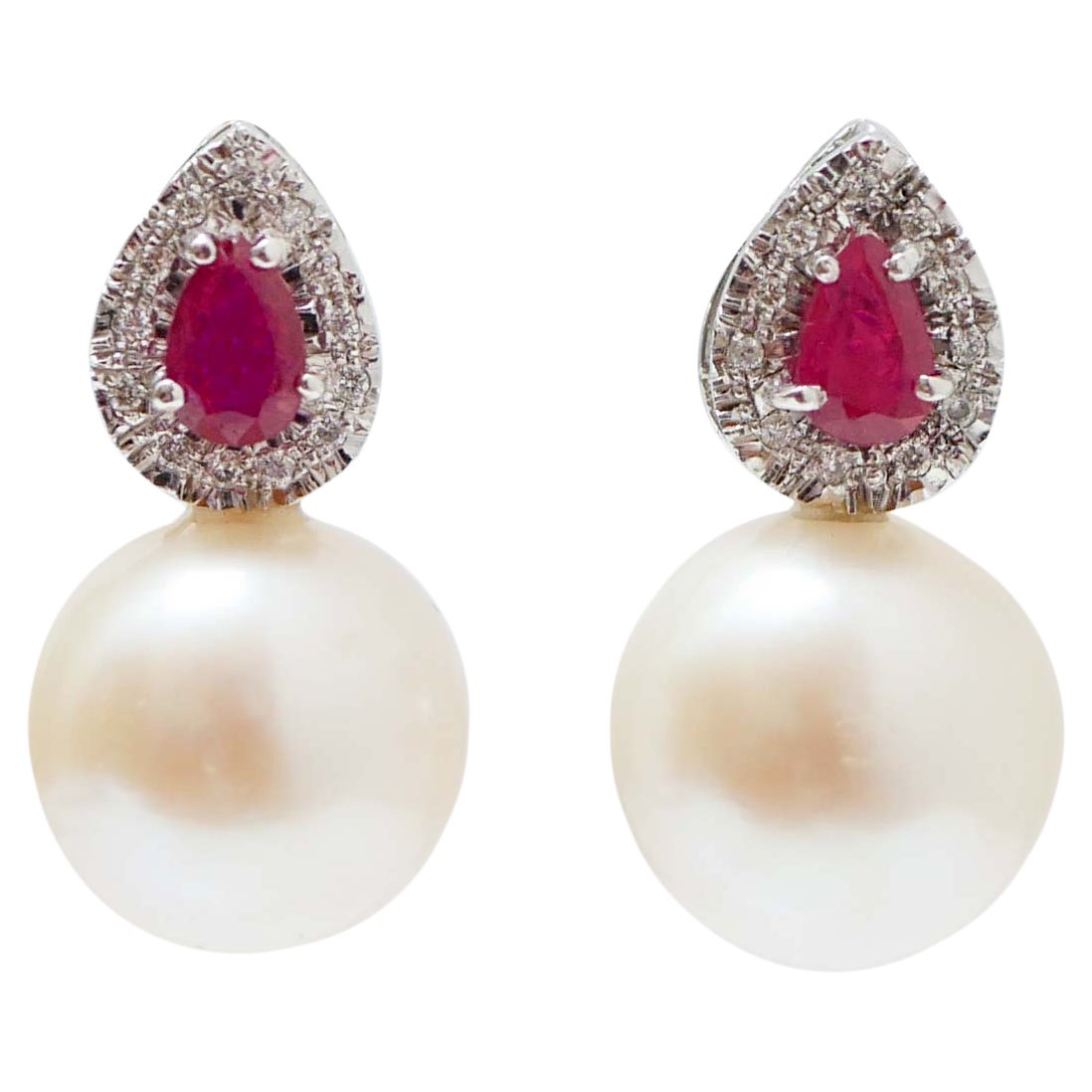 Ohrringe aus Platin mit weißen Perlen, Rubinen, Diamanten und Platin.