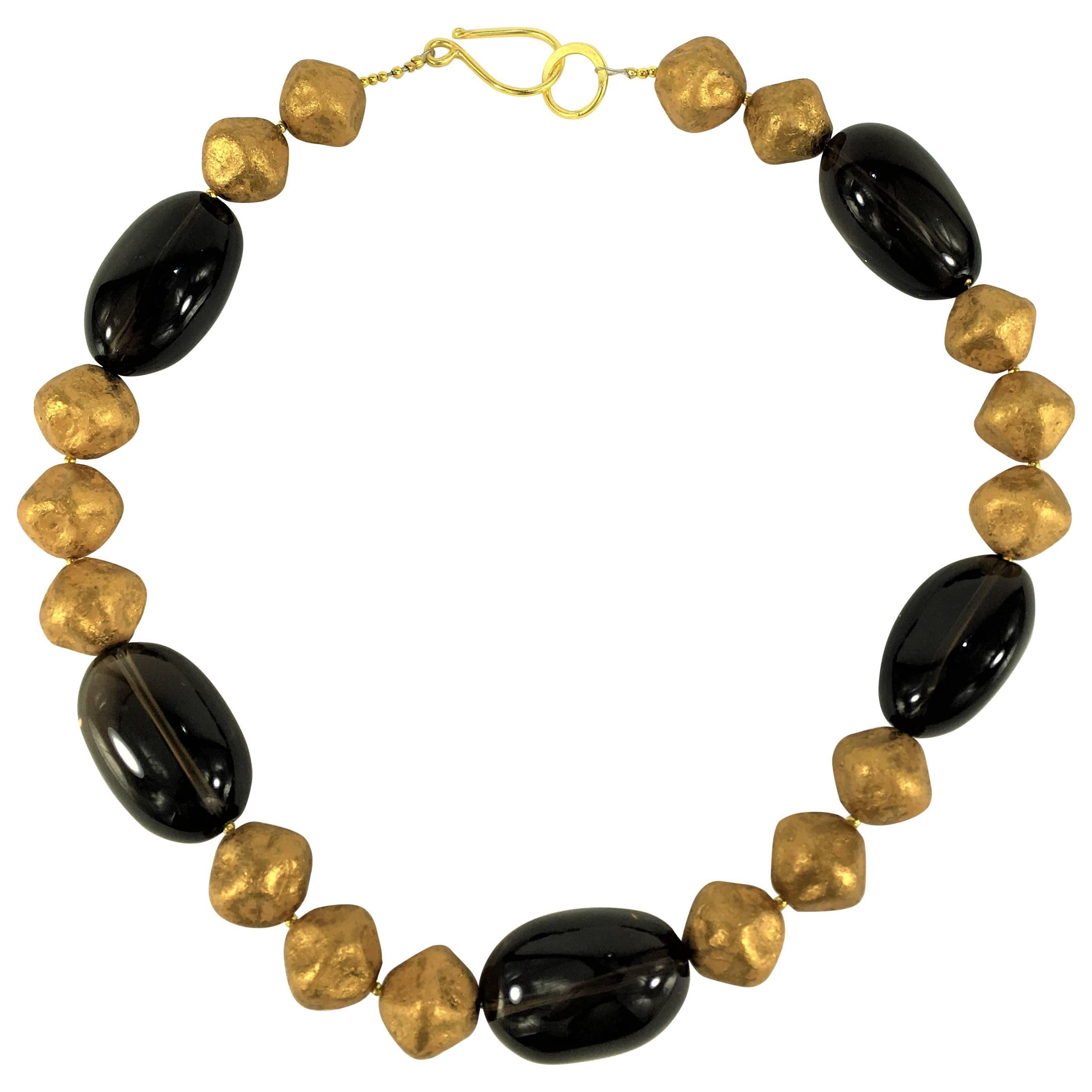 AJD Halskette aus unverwechselbarem Rauchquarz und goldenen tschechischen Perlen für Damen oder Herren im Angebot