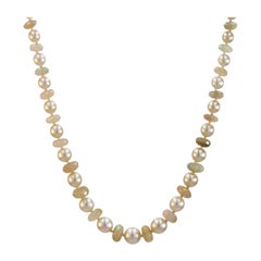 Collier à fermoir moderne en or blanc 18 carats avec perles de culture et opales